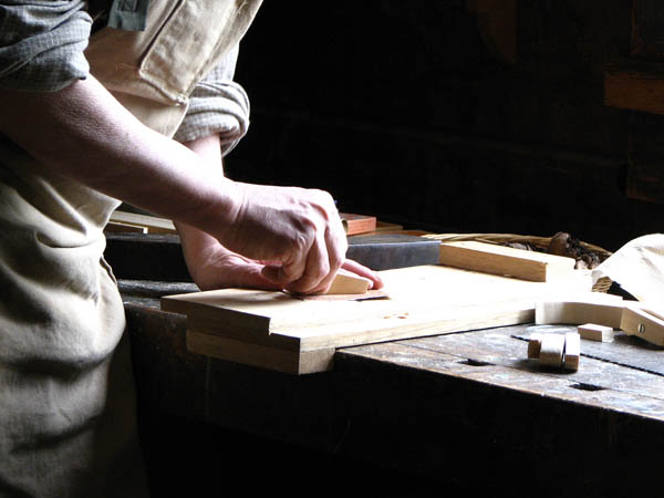 Ofrecemos un servicio de <strong>carpintería  de madera y ebanistería en Monroy</strong> adaptado a las necesidades del <strong>cliente</strong>.